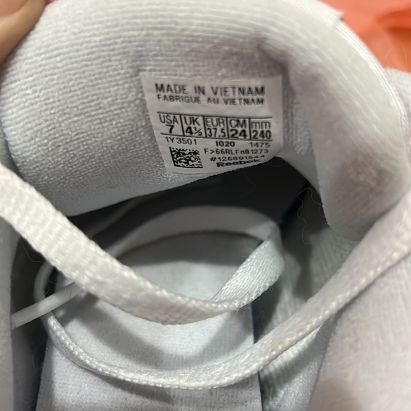 Reebok classic tennis shoes - Picture 3 of 4